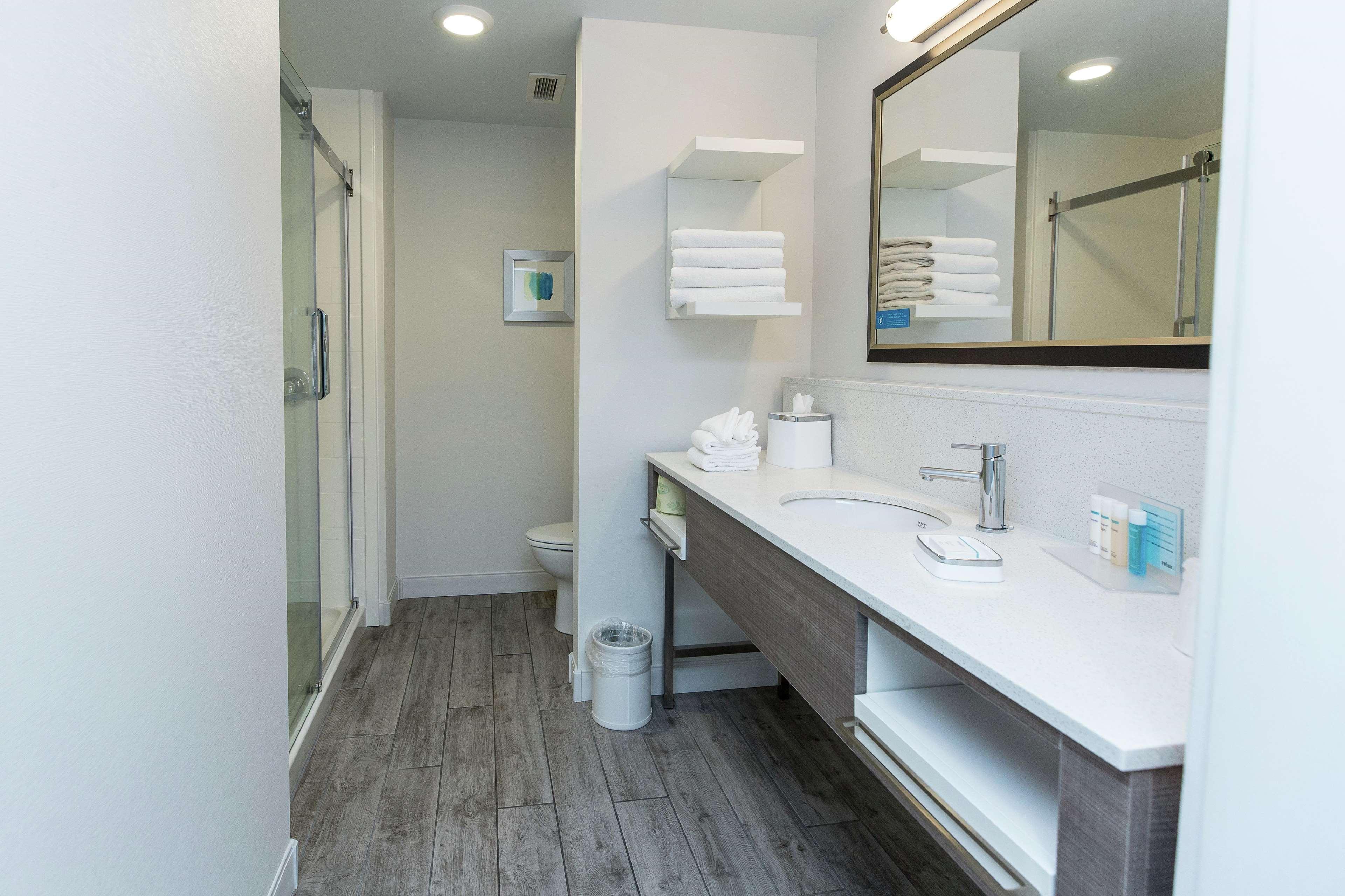 Hampton & Syracuse North Airport Area 3*