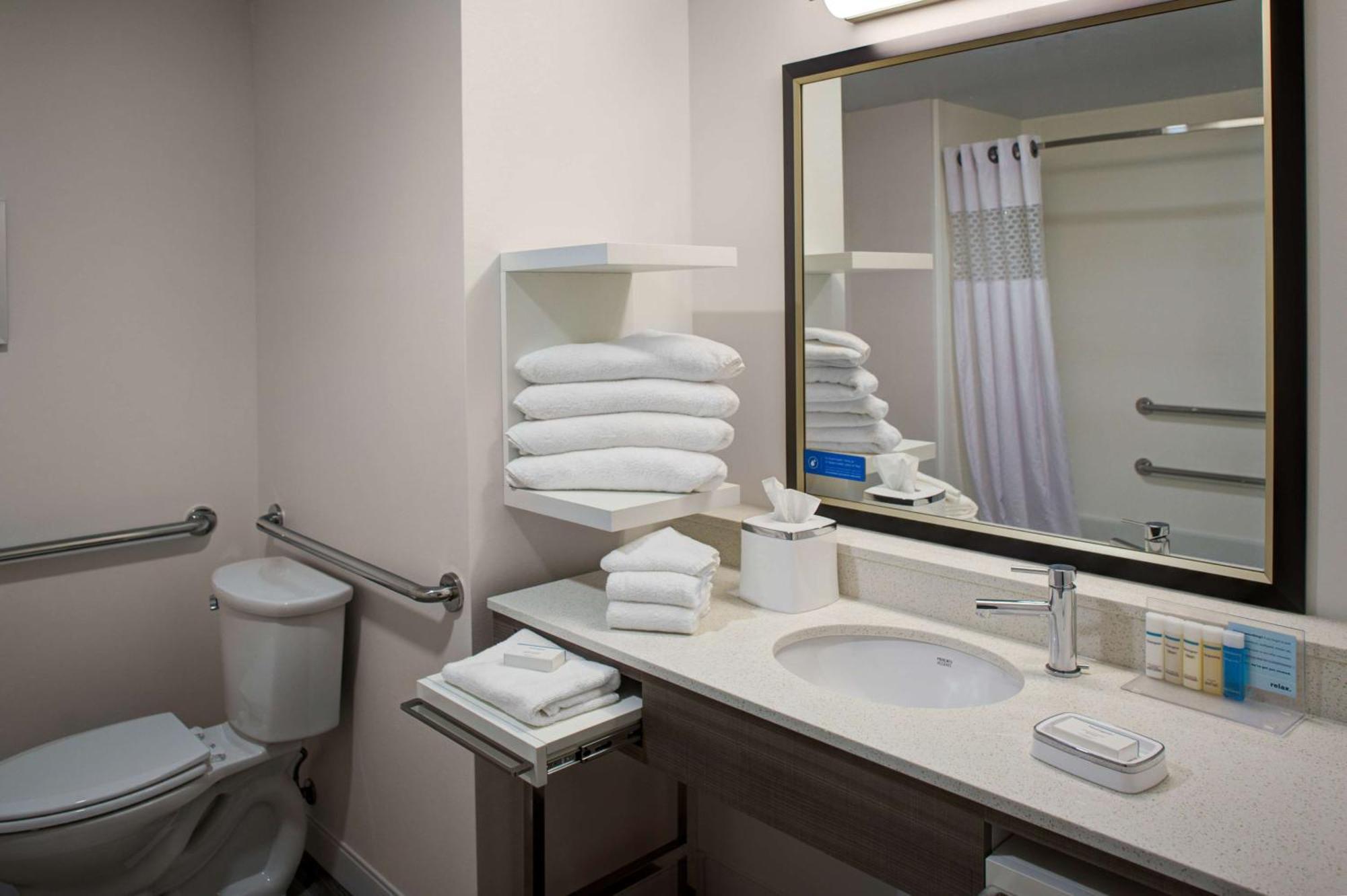 Hampton & Syracuse North Airport Area 3*