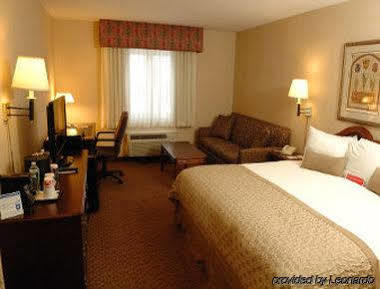 Hampton & Syracuse North Airport Area Hotel 3*